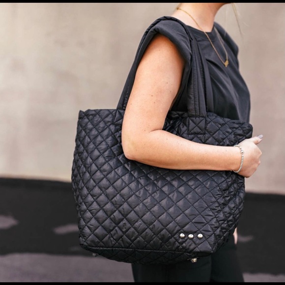 QUILTED SOHO TOTE BAG IN BLACK WITH REMOVABLE WRISTLET POUCH - Picture 6 of 10
